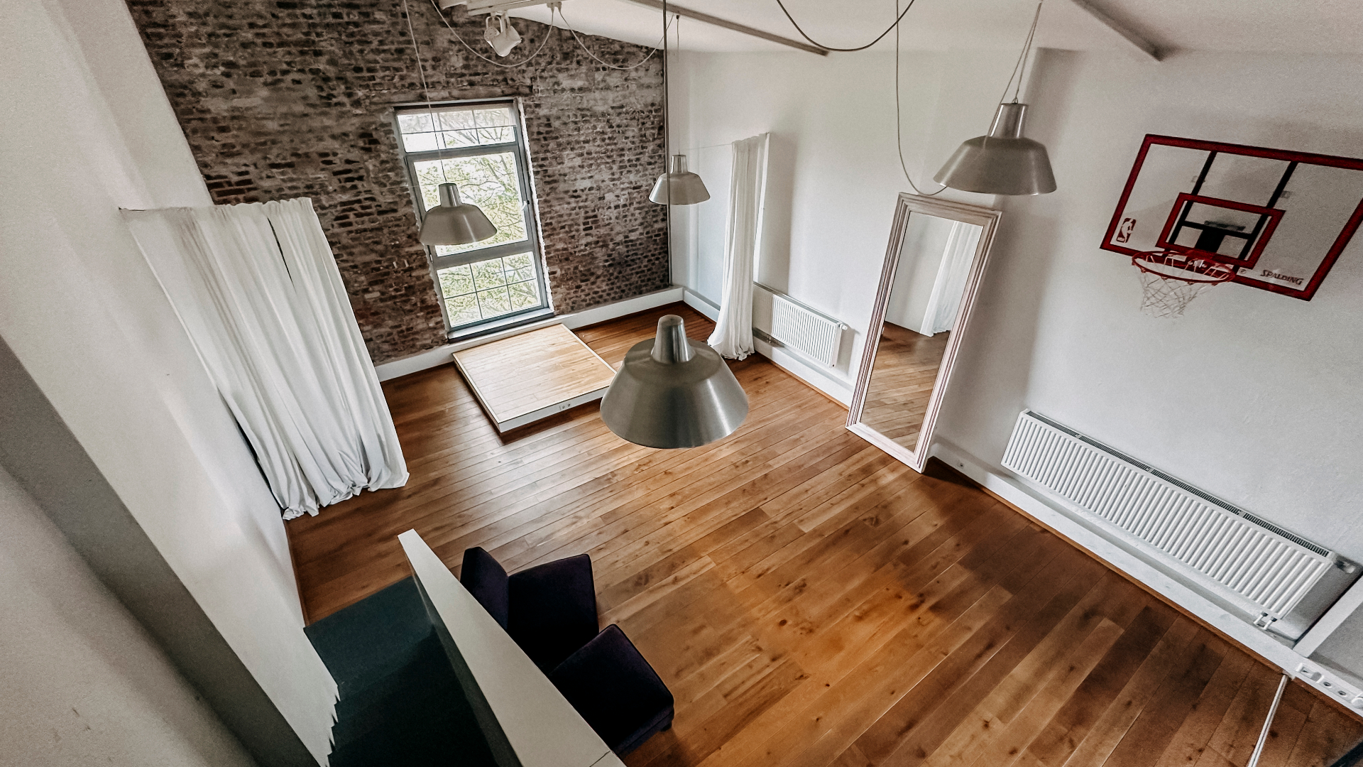 Loftstudio Mezzanine mit Backsteinwand und Industriefenster